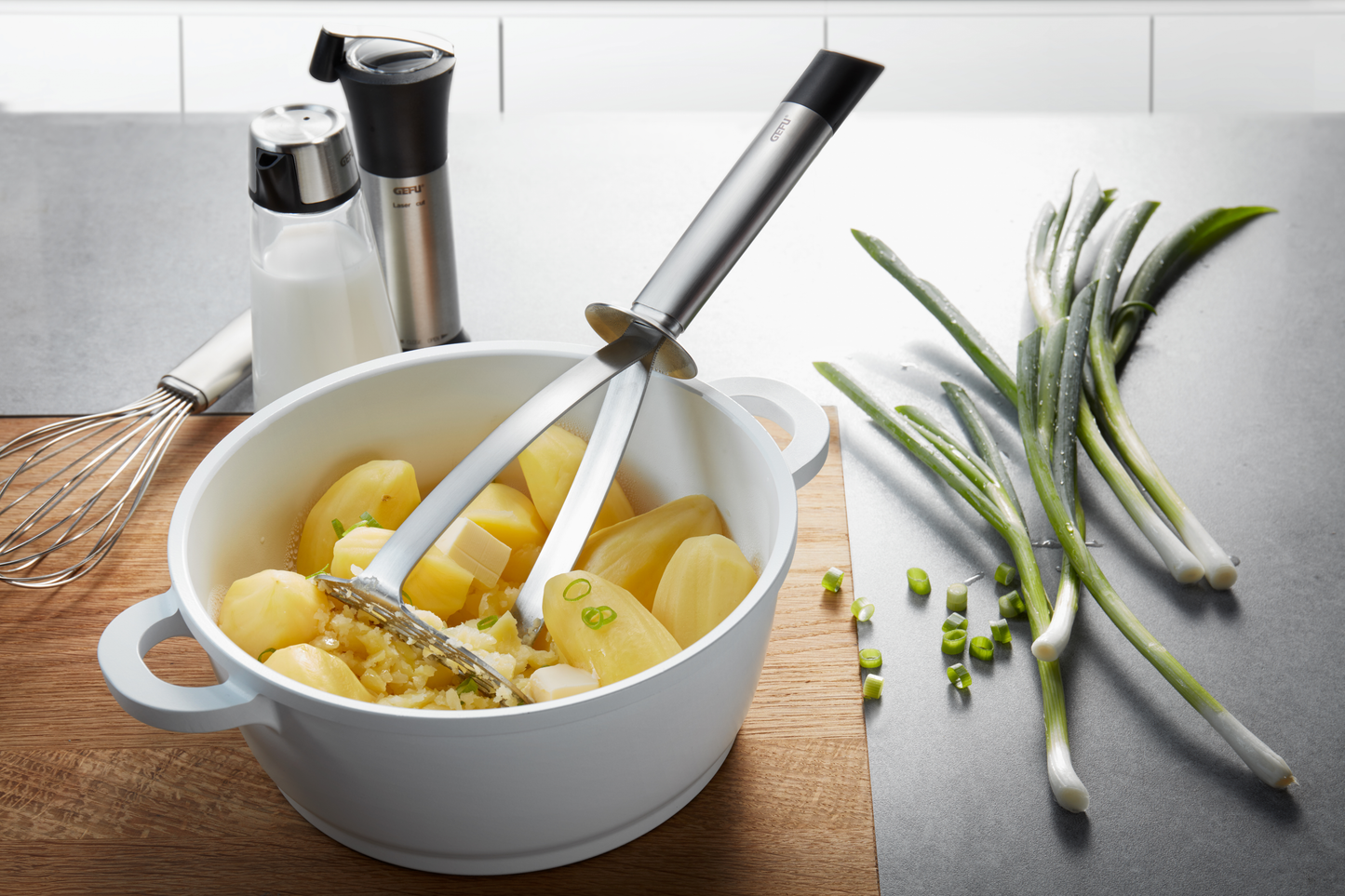 Kartoffel stampfen mit dem Kartoffelstampfer der GEFU Serie PRIMELINE