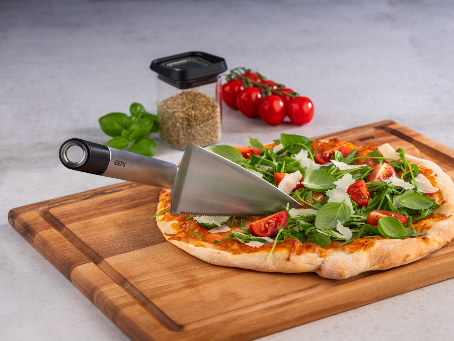 Pizza anschneiden mit scharfen Wellenschliff des Tortenheber PRIMELINE von GEFU