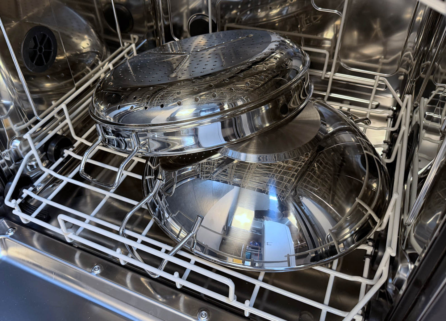 Edelstahl-Wok der Fissler Serie Nanjing mit Glasdeckel und Dämpfeinsatz in der Spülmaschine