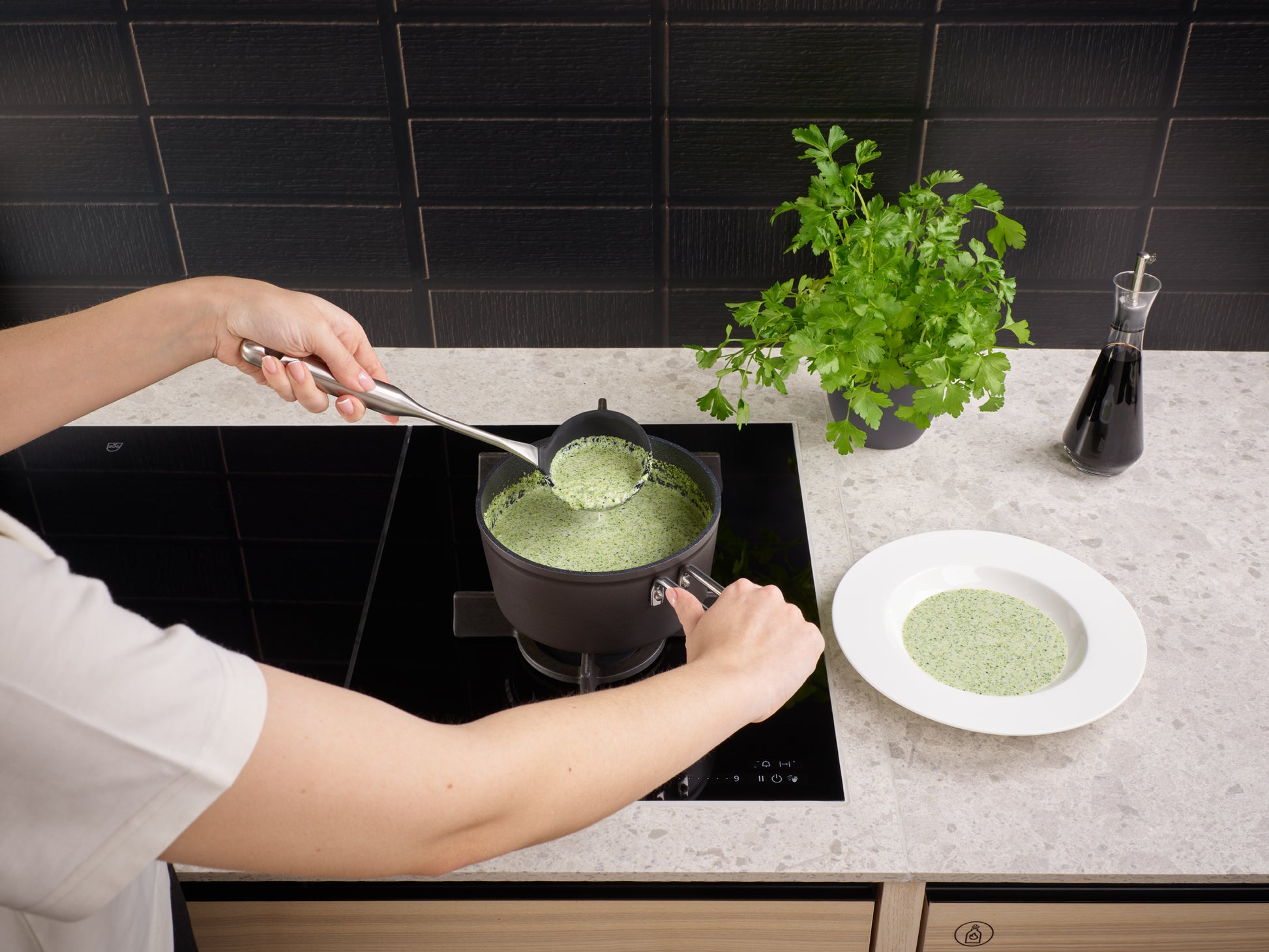 Sauber Portionieren mit Schöpflöffel der Fissler Serie Essential®