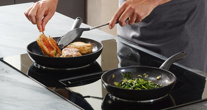 Kochen mit Wokwender mit Silikon der Fissler Serie Essential®