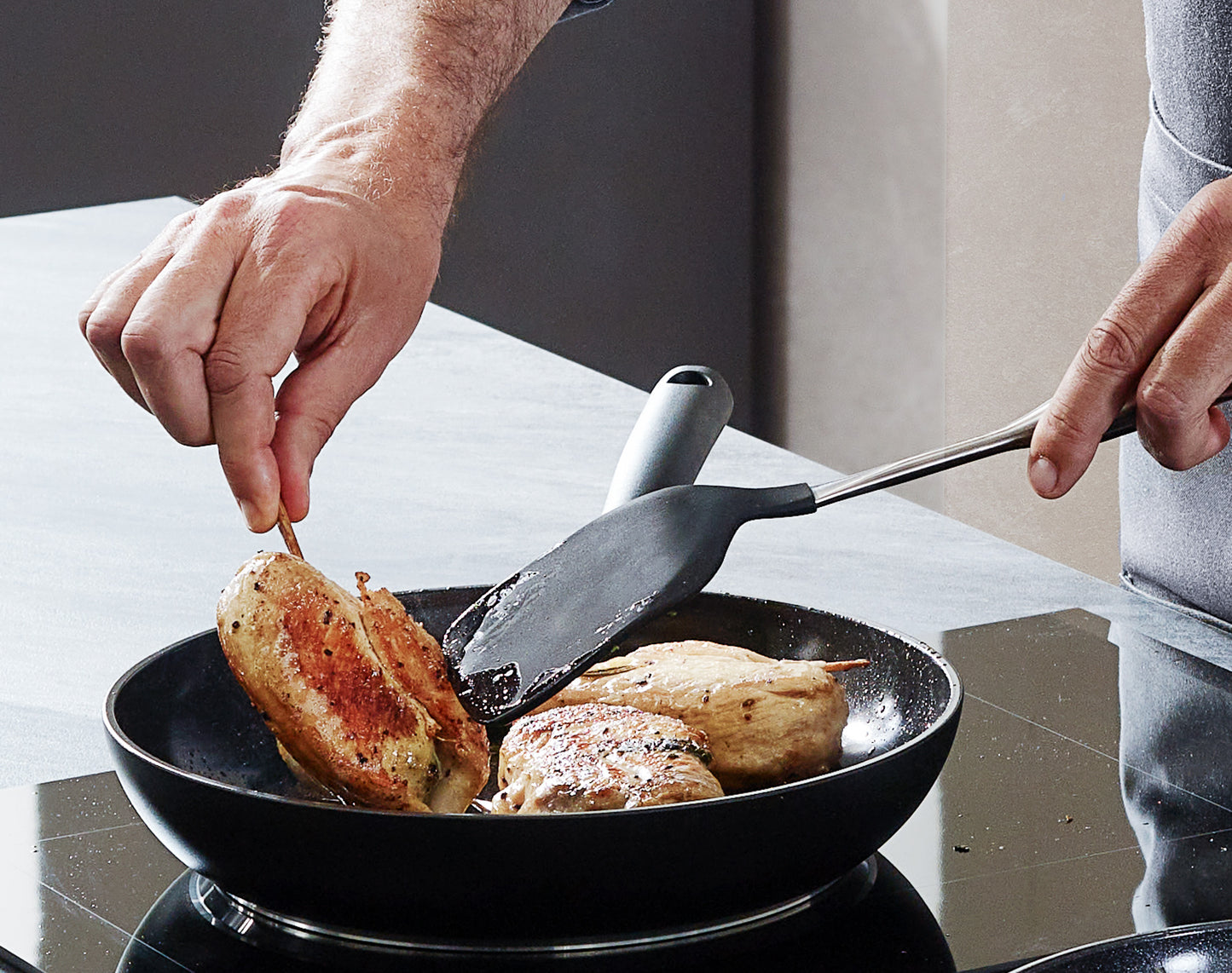 Kochen mit beschichteter Bratpfanne der Fissler Serie Essential®