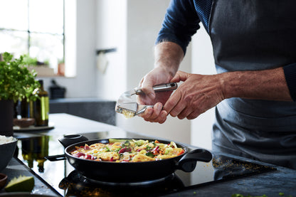 Kochen mit Edelstahl-Knoblauchpresse der Fissler Serie Essential®