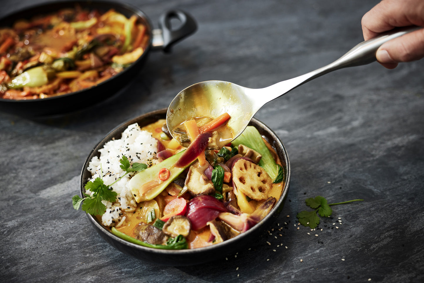 Portionieren mit dem Gemüselöffel / Reislöffel der Fissler Serie Essential®