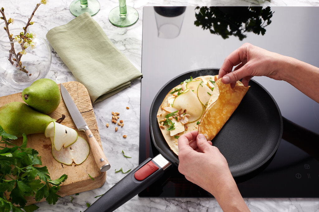 Zubereitung eines Crêpes in der Woll Nowo Titanium Crêpespfanne