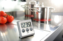 Digital-Timer CONTARE von GEFU auf der Arbeitsfläche beim Kochen