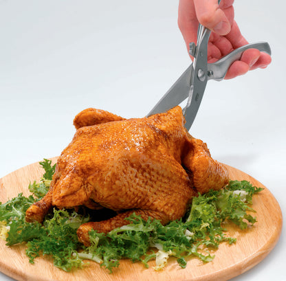 Brathähnchen wird von Geflügelschere angeschnitten