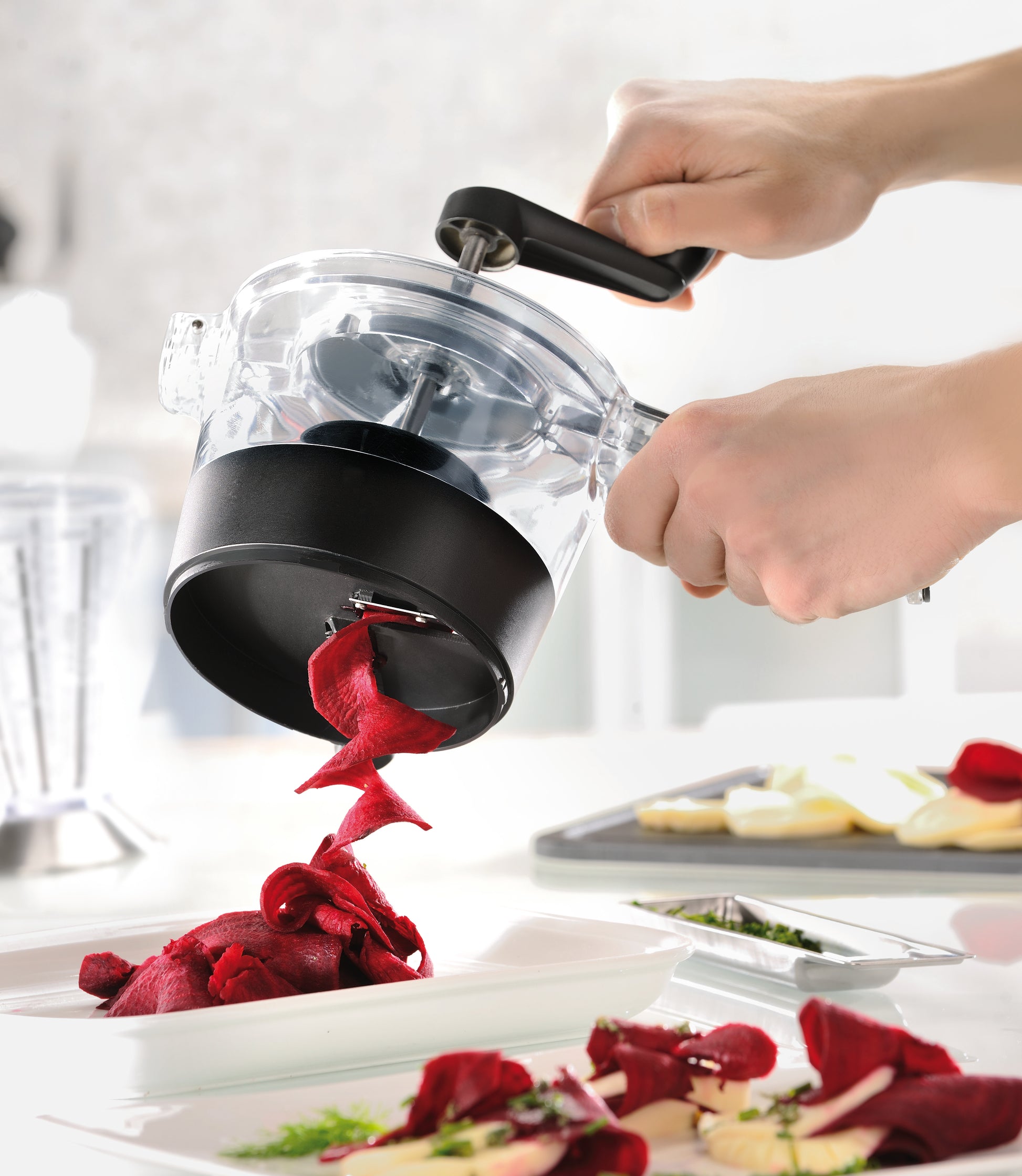 Rote Beete in Streifen schneiden mit Spiralschneider SPIRALFIX® von GEFU