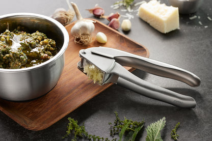 Knoblauch pressen mit der Knoblauchpresse IMPRENSA