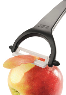 Apfel schälen mit Keramikschäler CERAMO der Marke GEFU