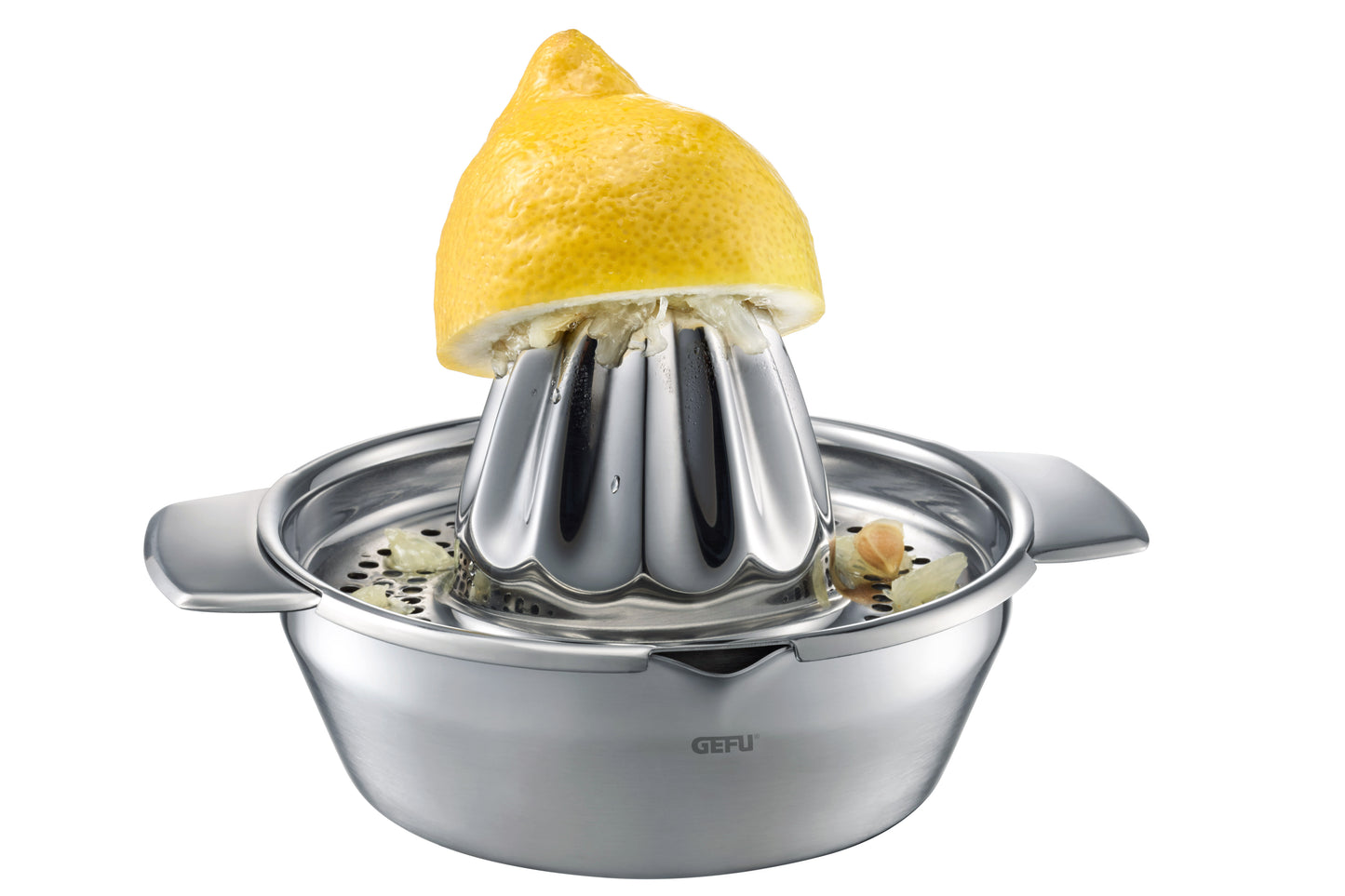 Zitrone wird mit Zitruspresse LEMON der Marke GEFU gepresst