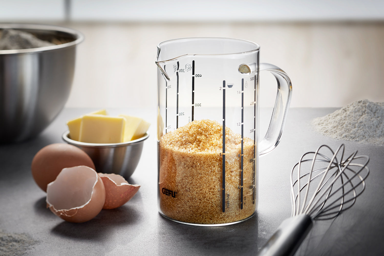 GEFU Messbecher METI mit 0,5 L Volumen gefüllt mit Zucker