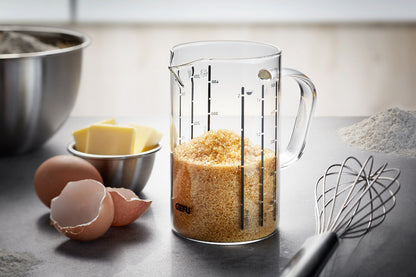 GEFU Messbecher METI mit 0,5 L Volumen gefüllt mit Zucker