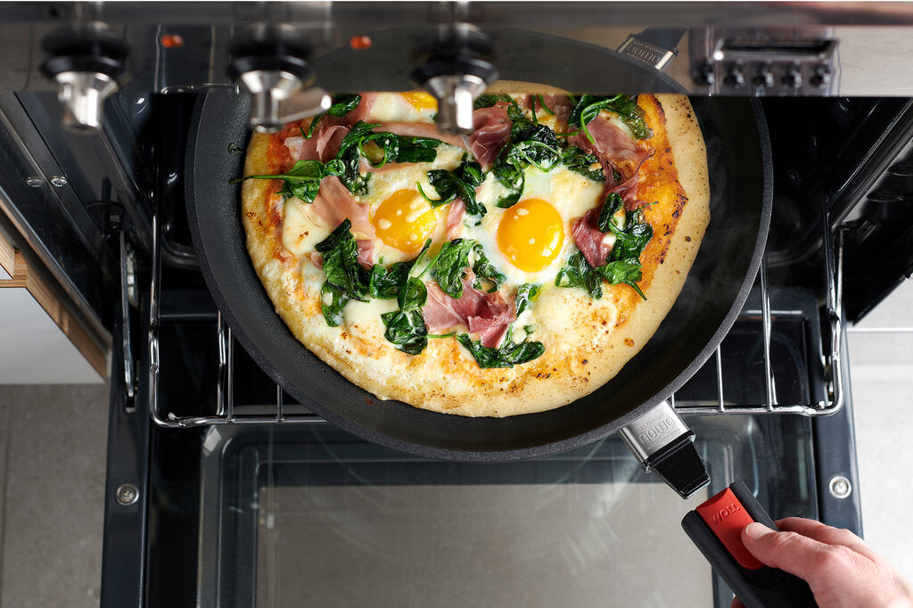 Pizza wird in der Gusspfanne der Woll Serie Nowo Titanium im Backofen zubereitet