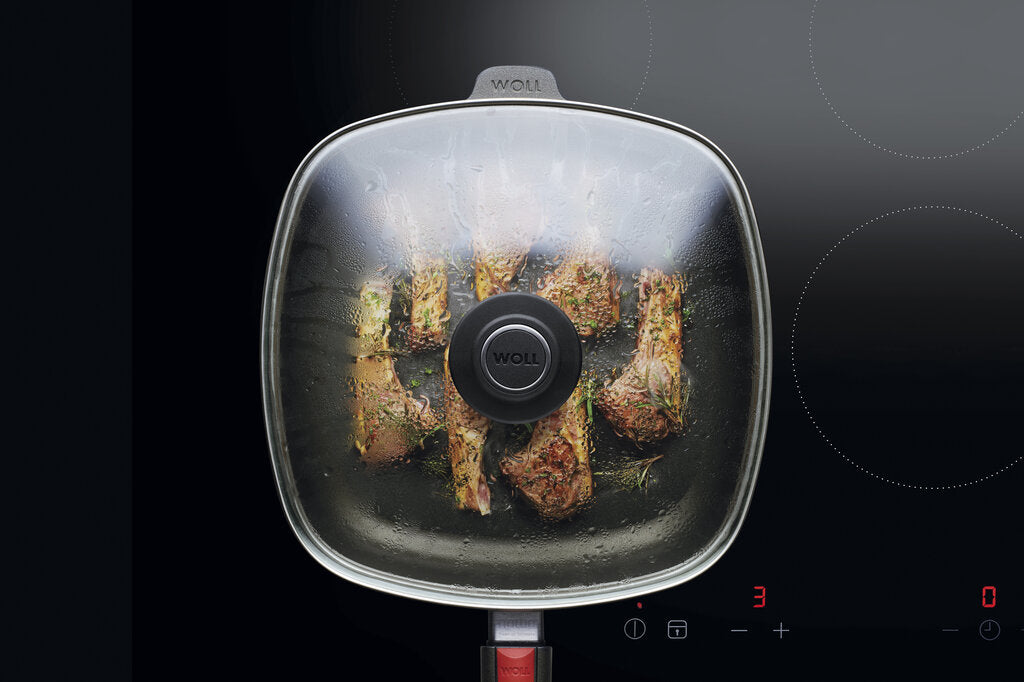 Fleisch zubereiten in Gusspfanne der Woll Serie Nowo Titanium