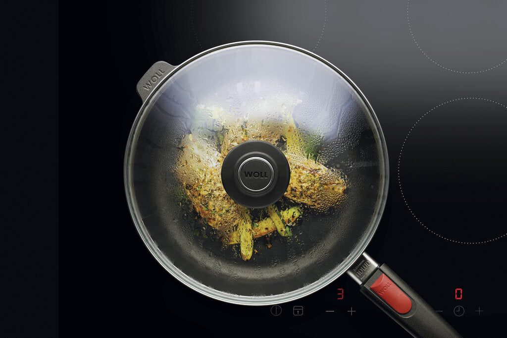 Kochen mit Guss-Hochrandpfannen der Woll Serie Nowo Titanium