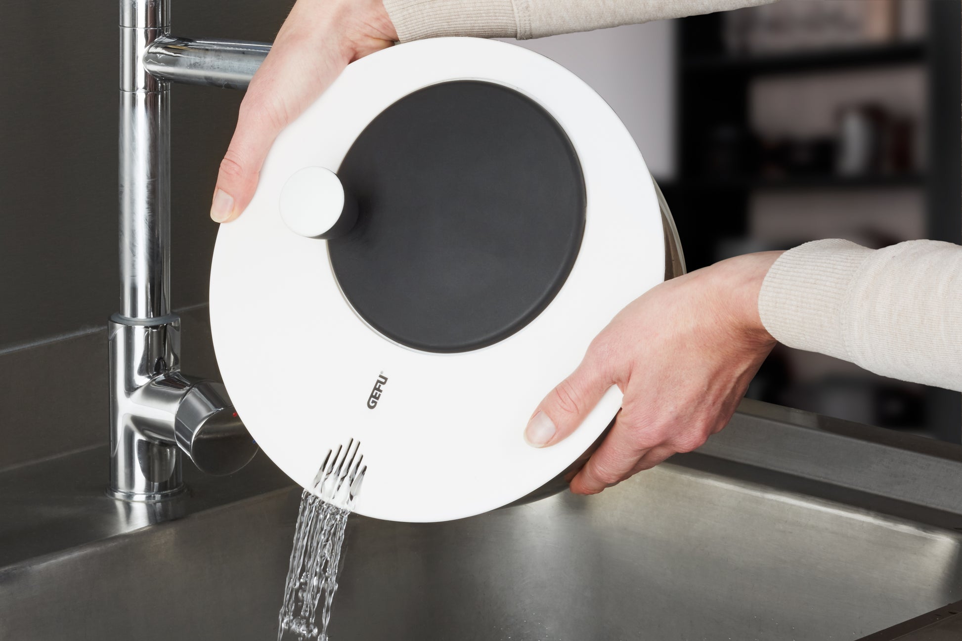Wasser aus der Salatschleuder ROTARE durch Schlitze im Deckel ausgießen