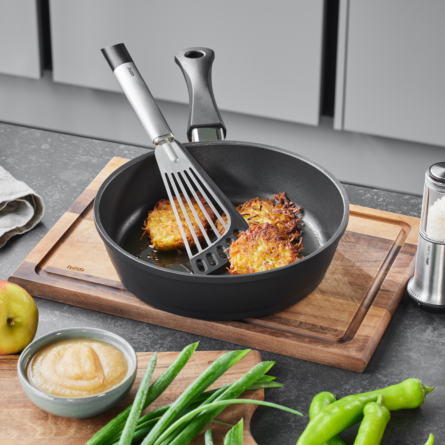 Karoffelpuffer in beschichteter Pfanne wenden mit Pfannenwender PRIMELINE mit Silikonlippe von GEFU