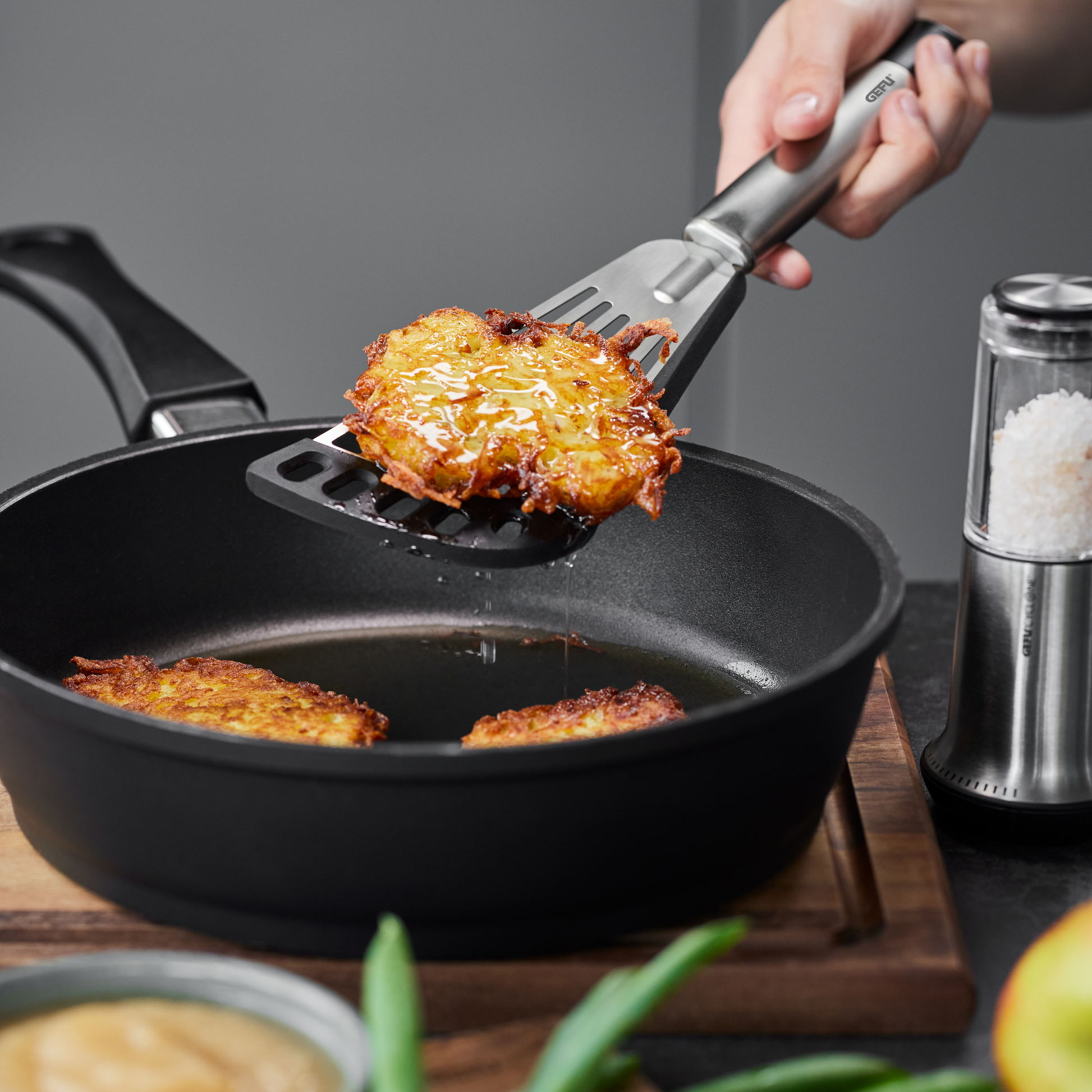 GEFU Pfannenwender mit Silikonlippe wendet Bratgut in beschichteter Pfanne