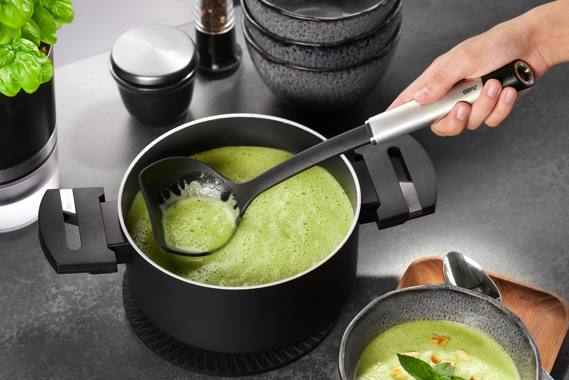Suppe schöpfen mit Schöpflöffel der GEFU-Serie PRIMELINE mit Nylon