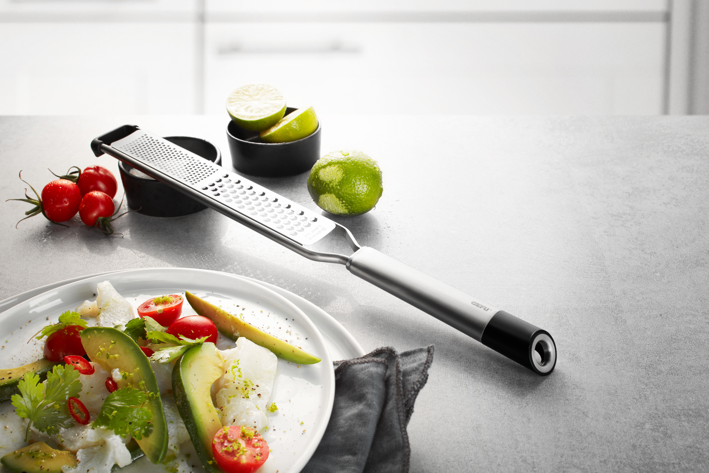 Limetten reiben mit Fein- und Grobreibe der GEFU Serie PRIMELINE
