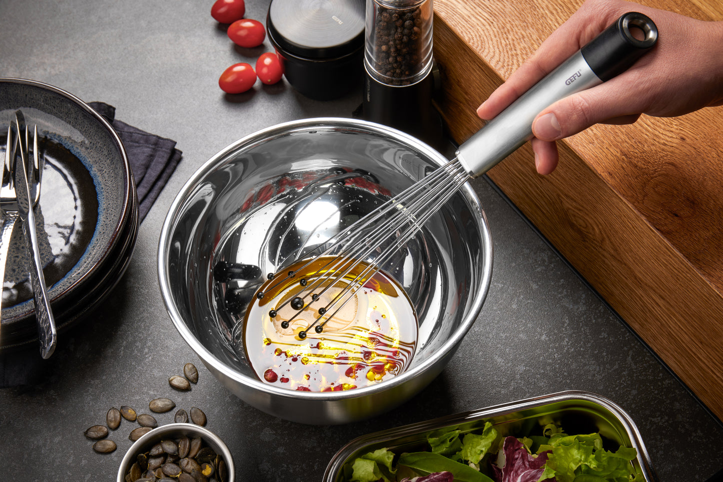 Salatdressing vorbereiten mit Kugel-Schneebesen der GEFU-Serie PRIMELINE