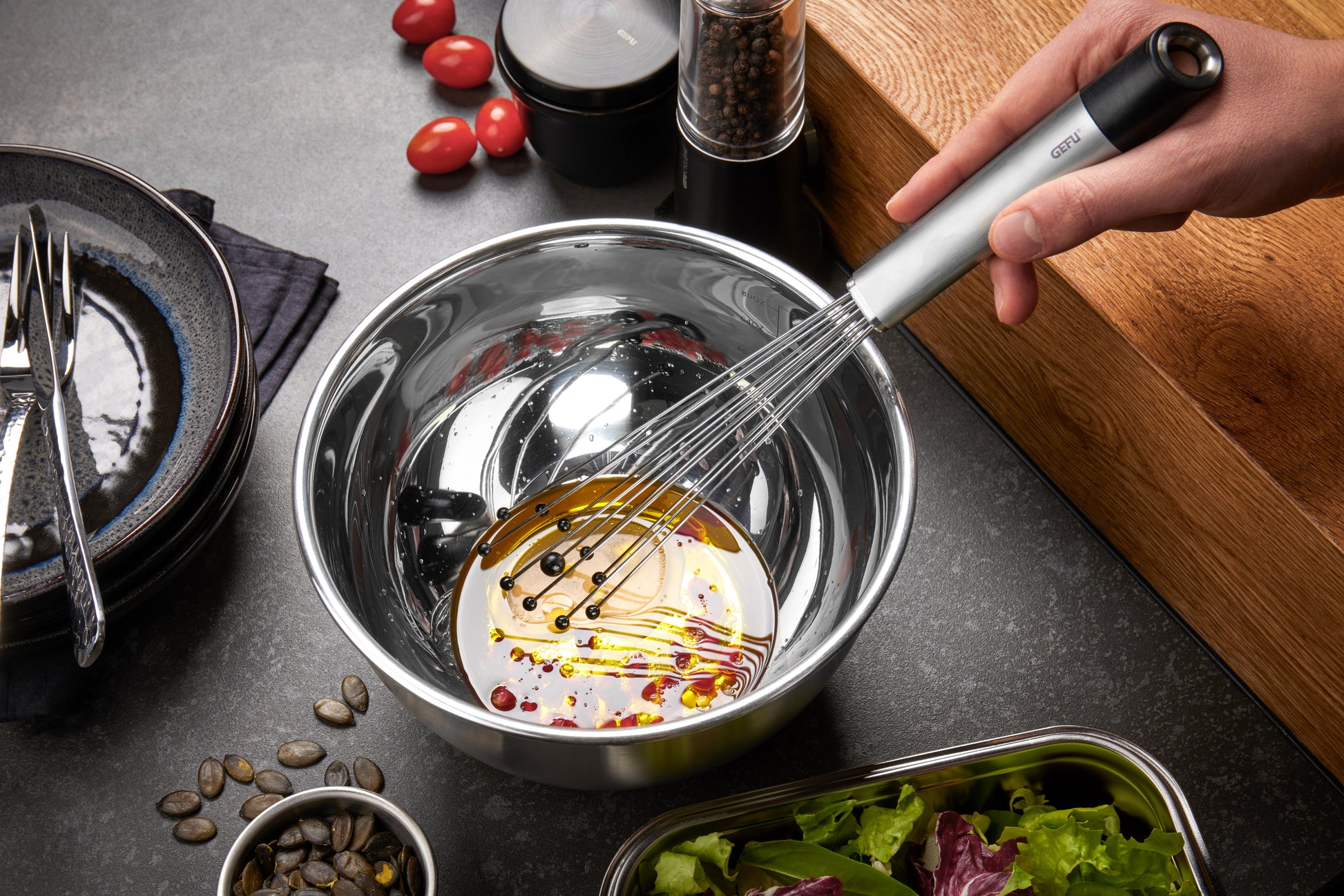 Salatdressing vorbereiten mit Kugel-Schneebesen der GEFU-Serie PRIMELINE