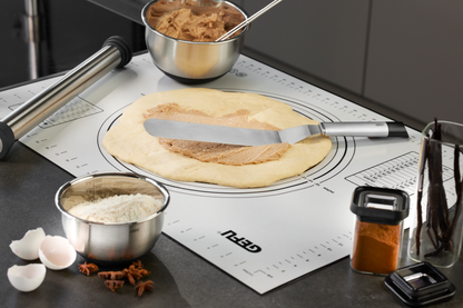 Ausgerollten Teig einstreichen Winkelpalette der GEFU-Serie PRIMELINE mit 21 cm Länge