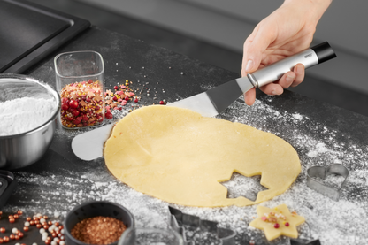 Teig von der Arbeitsplatte lösen mit Winkelpalette der GEFU-Serie PRIMELINE mit 21 cm Länge
