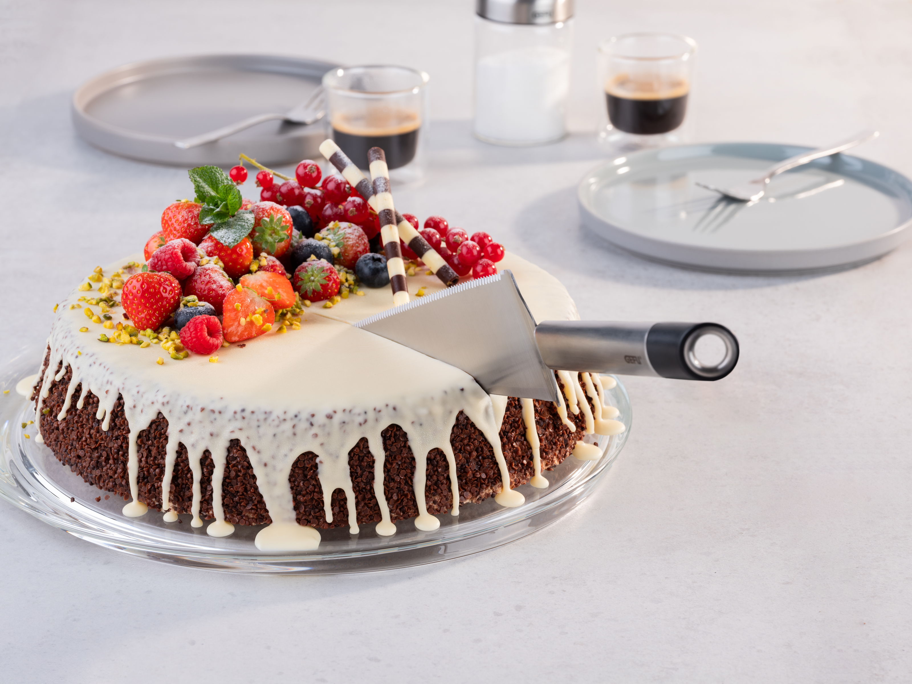 Torte anschneiden mit dem Tortenheber PRIMELINE mit Wellenschliff von GEFU