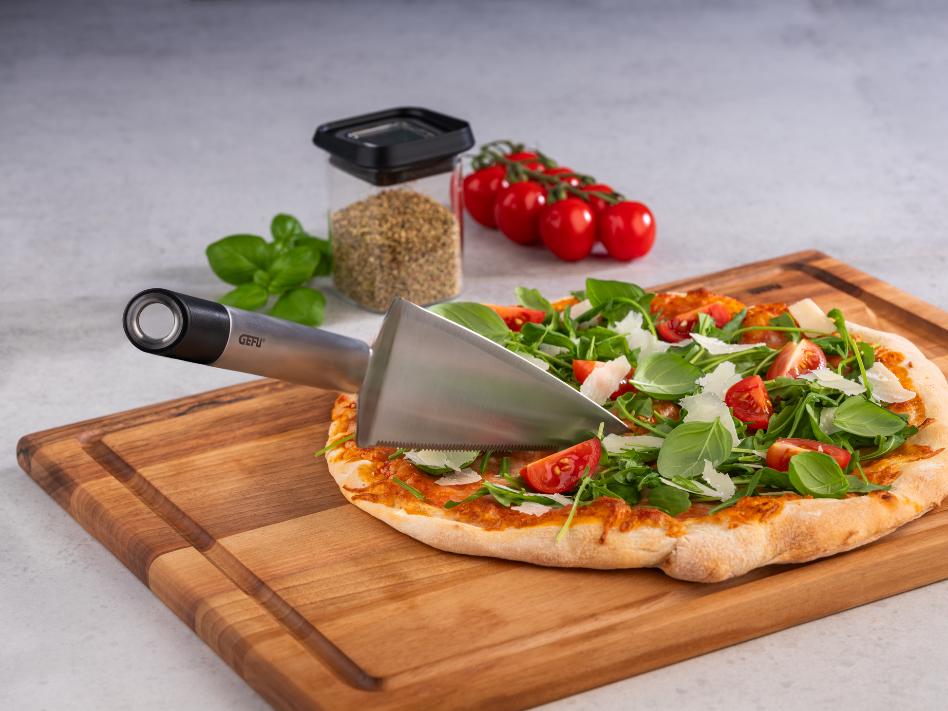 Pizza anschneiden mit scharfen Wellenschliff des Tortenheber PRIMELINE von GEFU