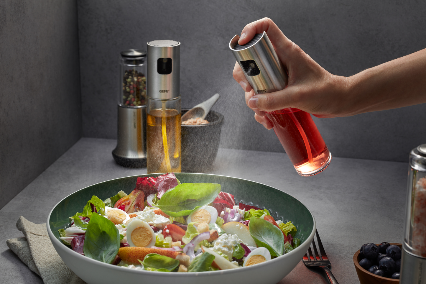 Salat mit Essig und Öl abschmecken