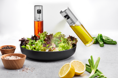 Salat mit Essig und Öl abschmecken