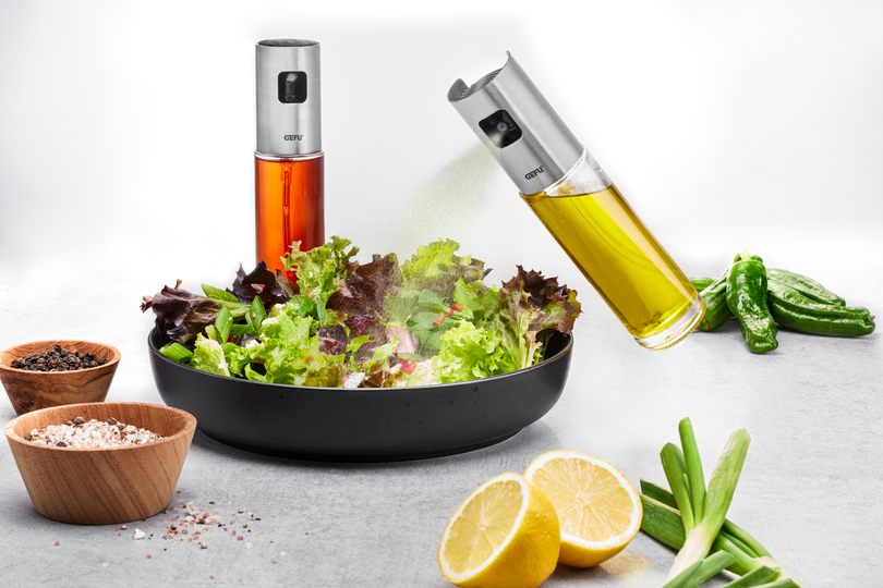 Salat mit Essig und Öl abschmecken