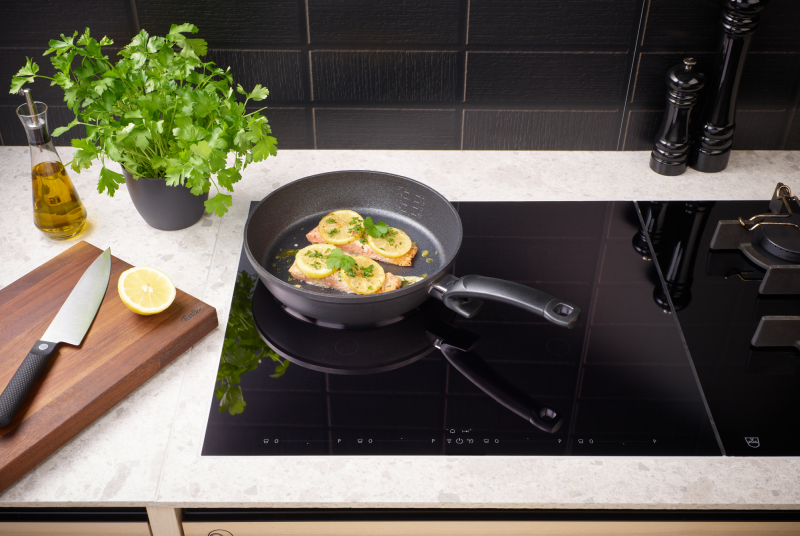 Fisch anbraten mit bechichteter Stielpfanne der Fissler Serie Adamant®