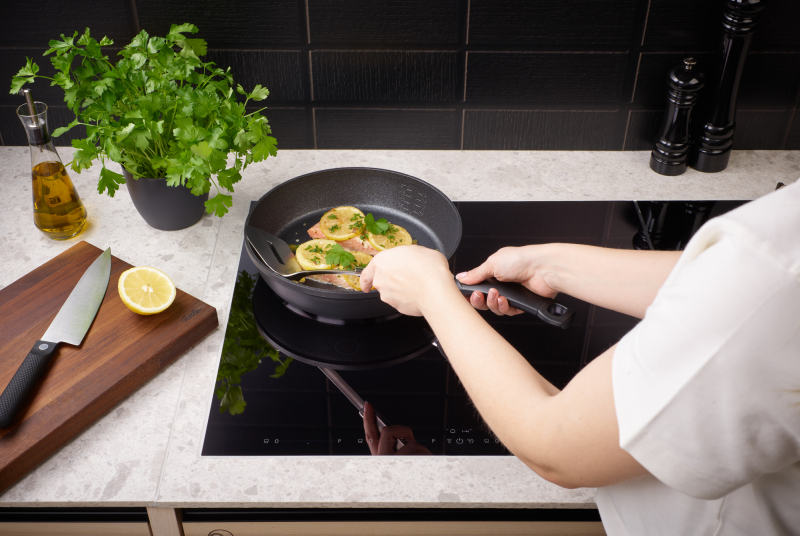 Fisch anbraten mit bechichteter Stielpfanne der Fissler Serie Adamant®