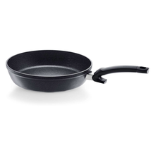 Bechichtete Stielpfanne der Fissler Serie Adamant® mit integrierter Messskala