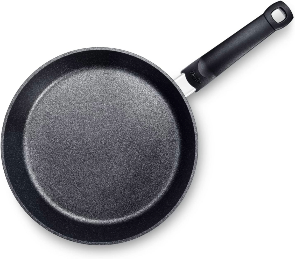Bechichtete Stielpfanne der Fissler Serie Adamant® mit integrierter Messskala