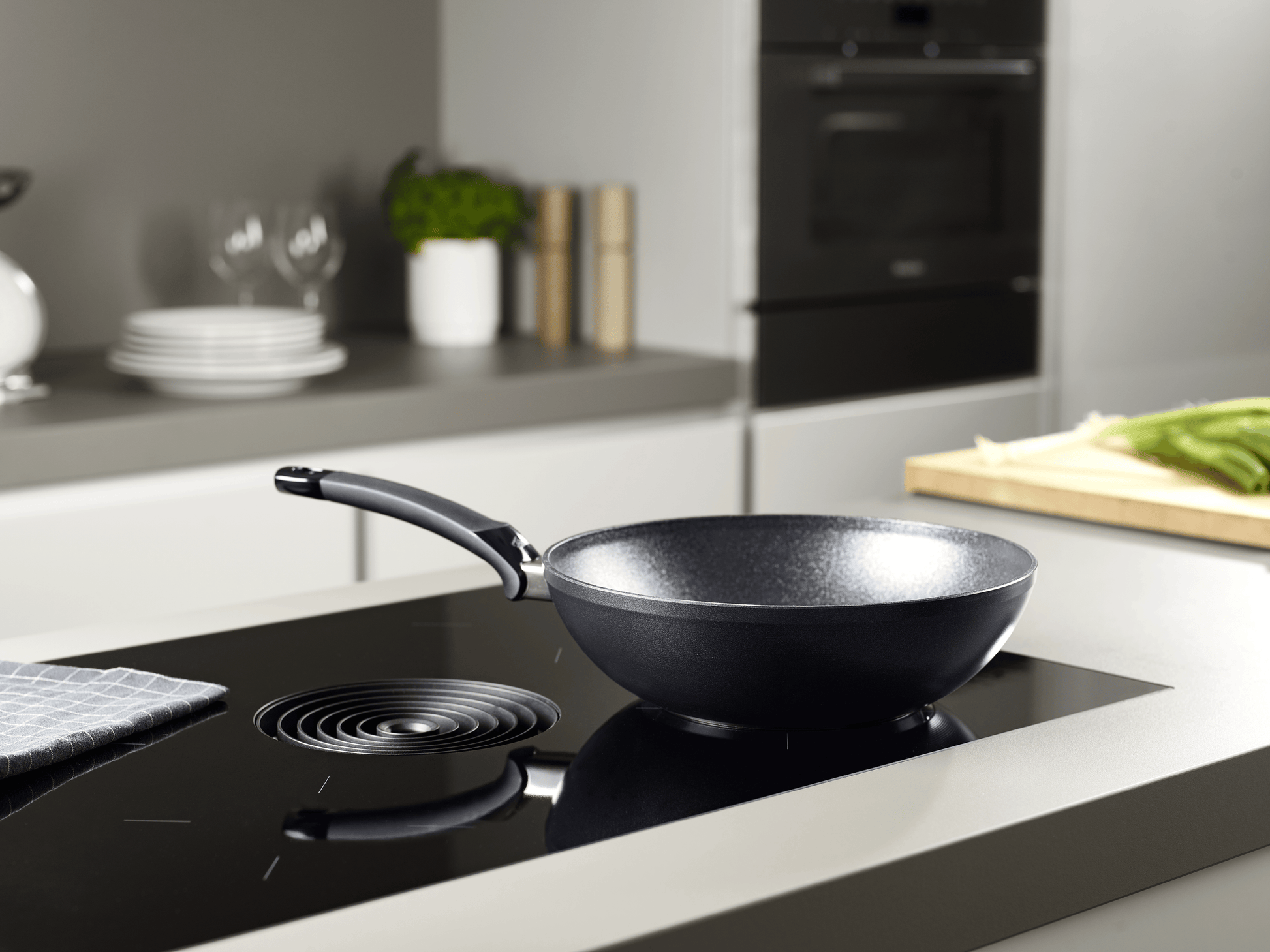 Beschichtete Wokpfanne der Fissler Serie Adamant® auf dem Induktion-Herd 