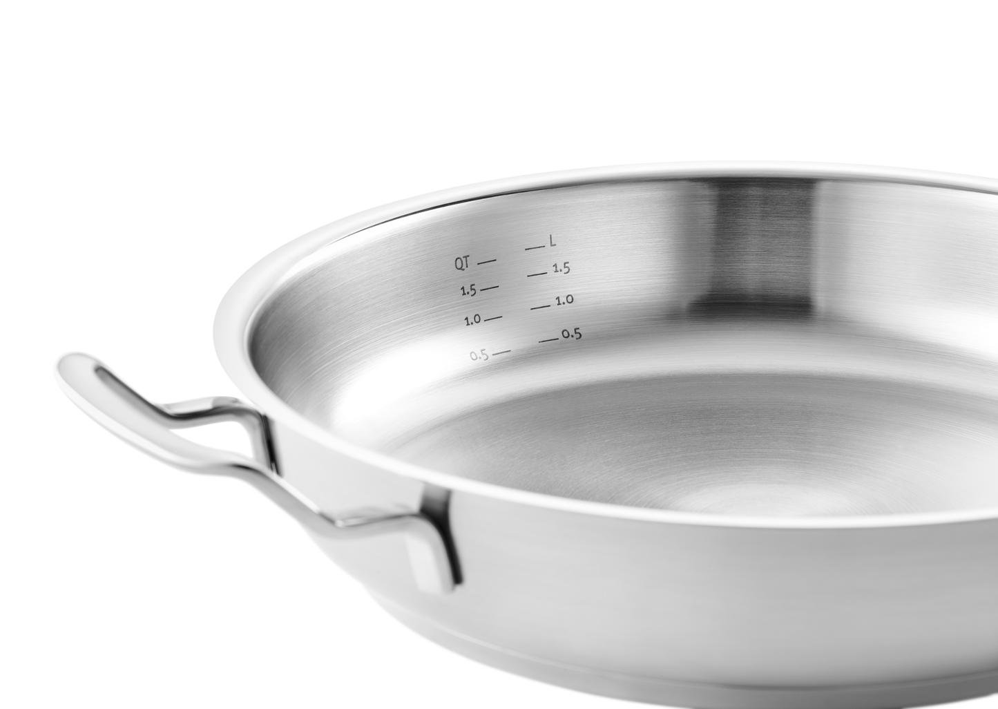 Integrierte Messskala in Edelstahl-Servierpfanne der Fissler Serie Original-Profi Collection®