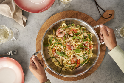 Kochen mit Edelstahl-Servierpfanne mit Deckel der Fissler Serie Original-Profi Collection®
