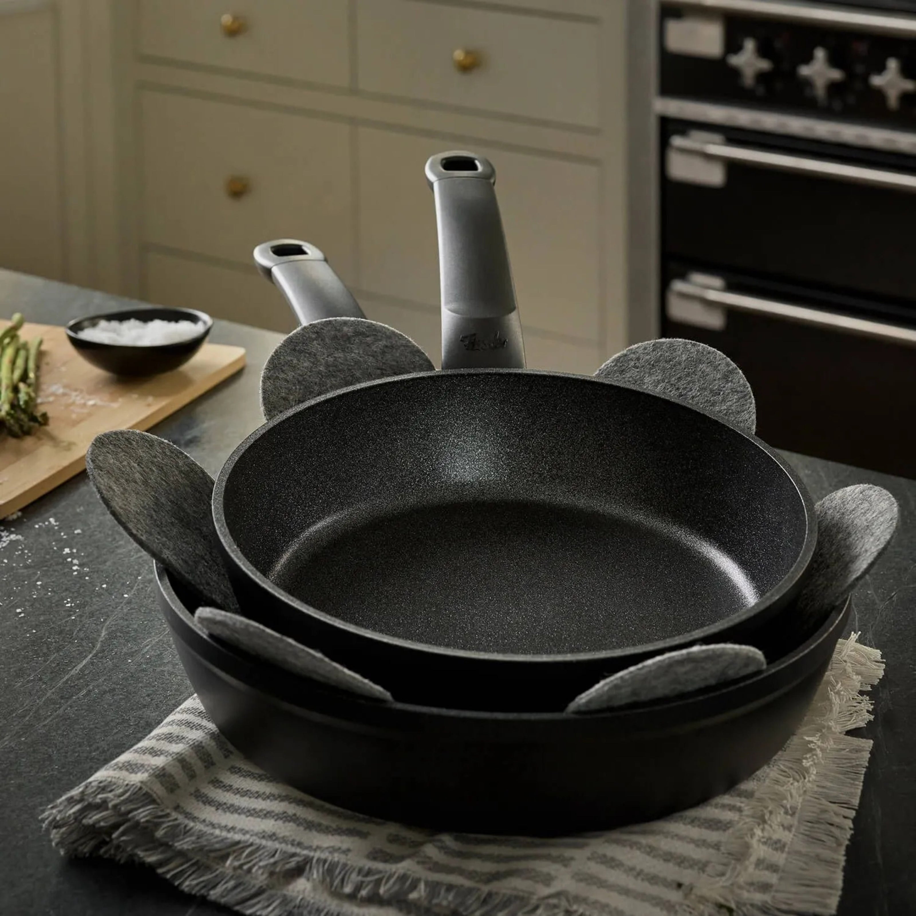 Fissler Pfannenschutz zum schonenden Lagern von Pfannen