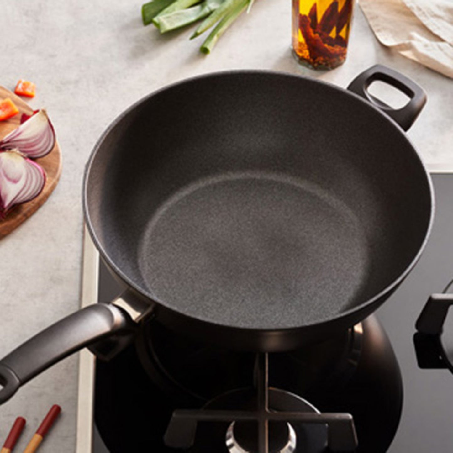 Beschichtete Wokpfanne der Fissler Serie Adamant® auf dem Gaskochfeld
