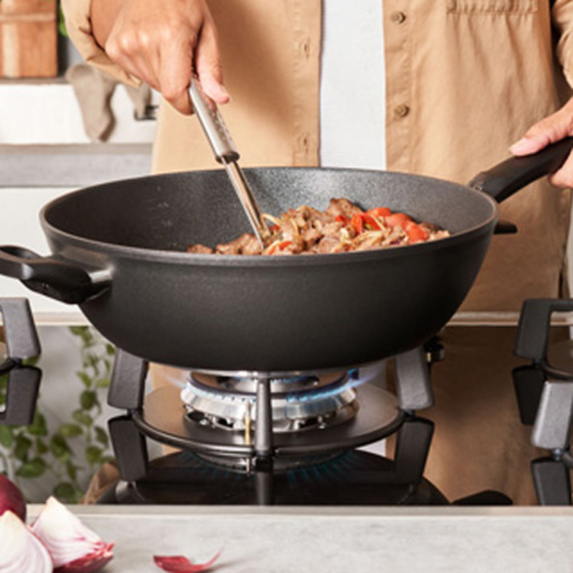 Wokpfanne beim Kochen der Fissler Serie Adamant®