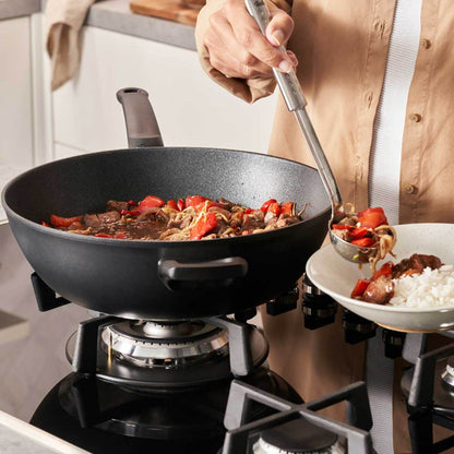 Wokpfanne beim Kochen der Fissler Serie Adamant®