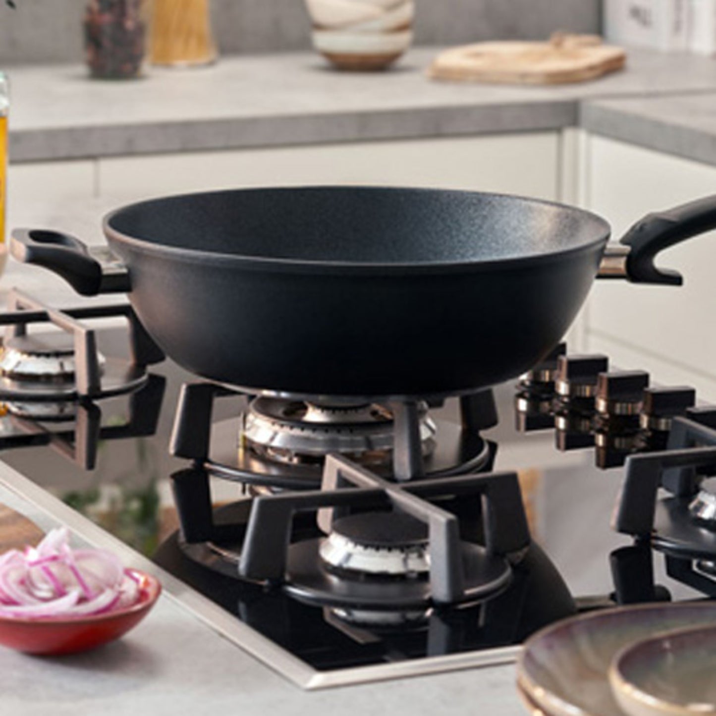 Beschichtete Wokpfanne der Fissler Serie Adamant® auf dem Gasherd