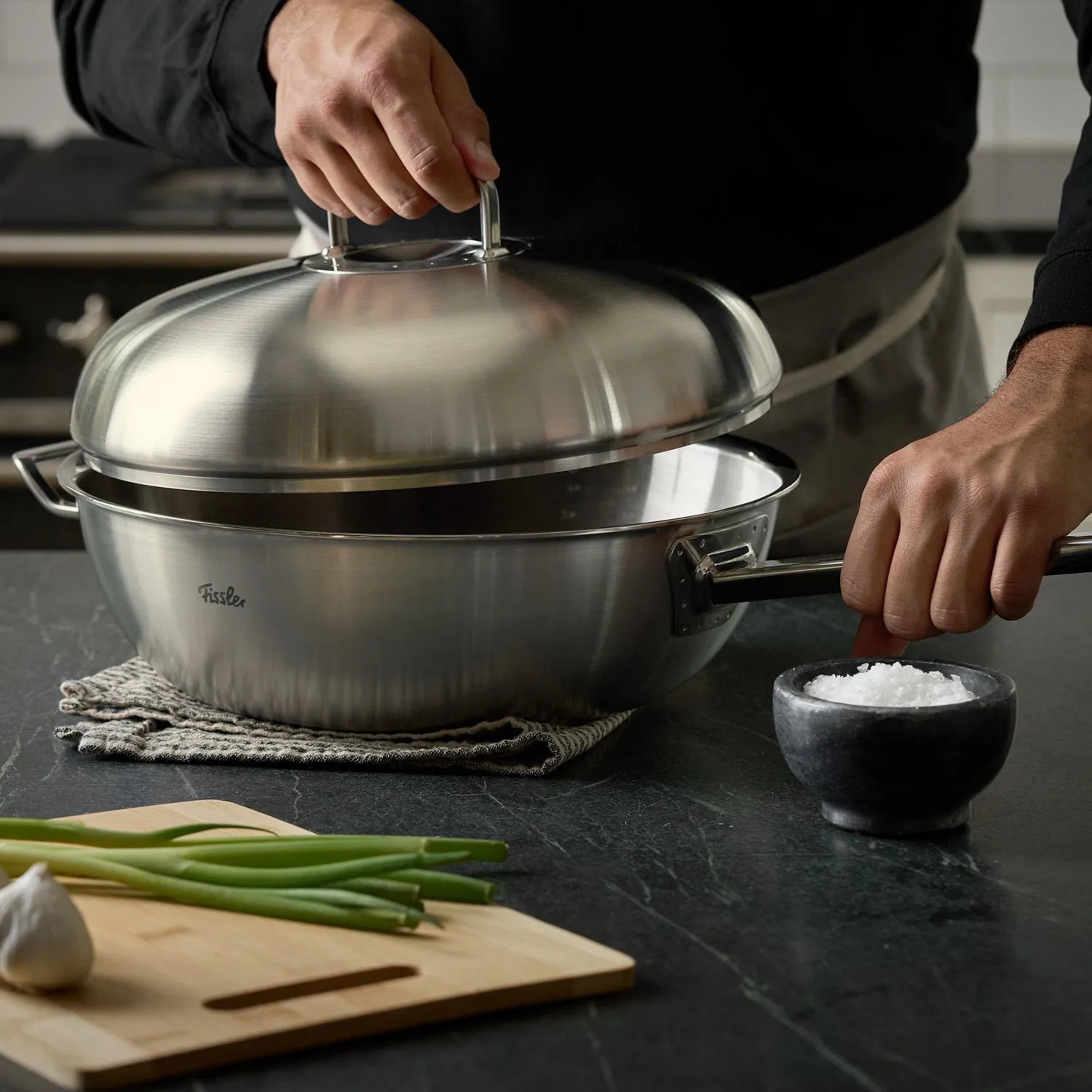 Edelstahl-Wokpfanne der Fissler Serie Original-Profi Collection®