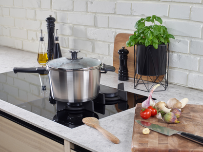 Runder Glasdeckel der Marke Fissler auf Schnellkochtopf am Kochfeld