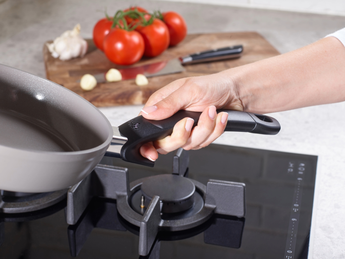 Ergonomischer Griff der keramikbeschichteten Stielpfanne der Fissler Serie Ceratal® Comfort