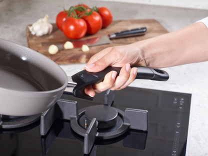 Ergonomischer Griff der Keramikpfanne der Fissler Serie Ceratal® Comfort